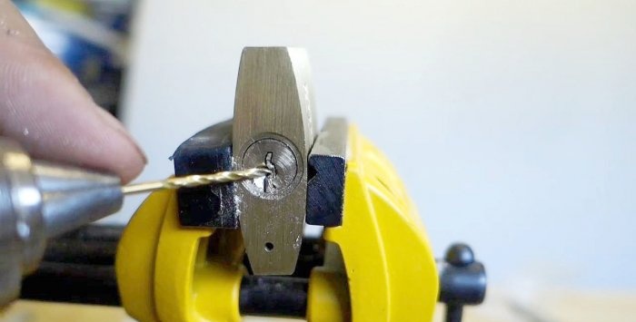 Πώς να αφαιρέσετε ένα κλειδί chip από μια κλειδαριά