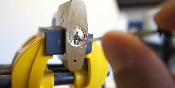 Come rimuovere un chip chiave dalla serratura