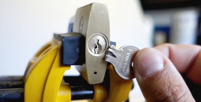 Slik fjerner du en nøkkelbrikke fra låsen