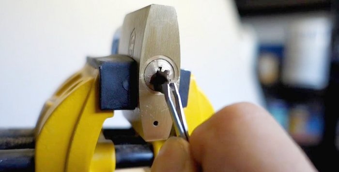 Làm thế nào để loại bỏ một chip quan trọng khỏi khóa