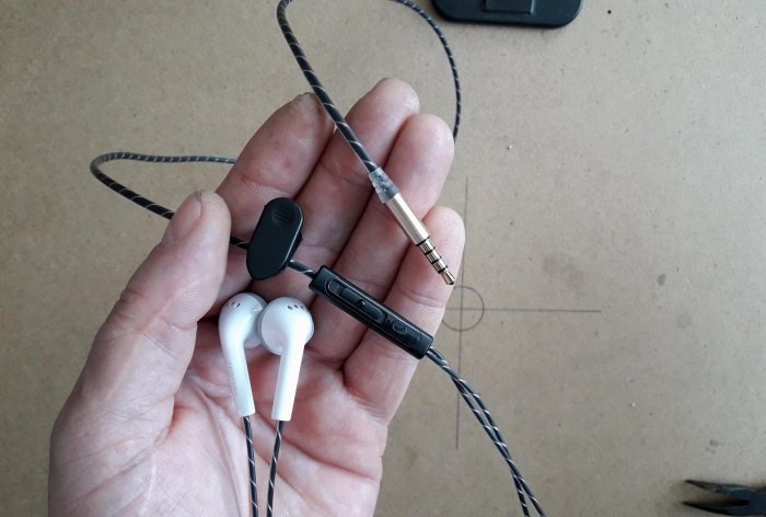 Stavljanje jedne slušalice od dvije