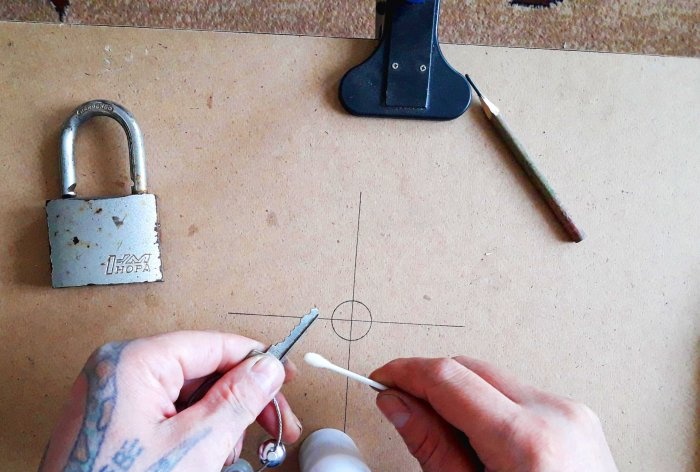 How to grease a lock with a simple pencil