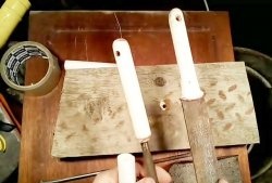 Hvordan lage et håndtak for et verktøy fra et plastrør