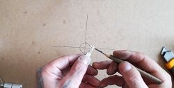Cum se unge un lacăt cu un creion simplu