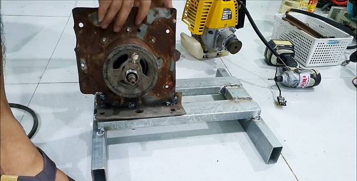 Jak vyrobit 220 V generátor z trimrového motoru