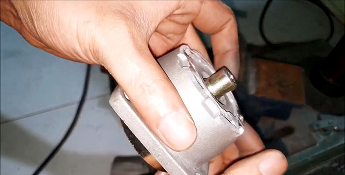 Πώς να φτιάξετε μια γεννήτρια 220 V από έναν κινητήρα κοπής