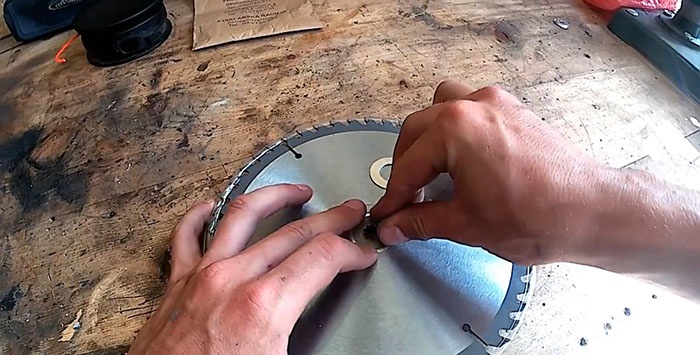Comment installer une lame de scie sur une tondeuse