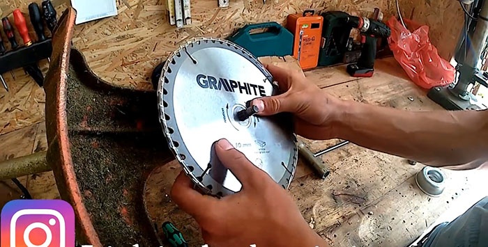 Cómo instalar una hoja de sierra en una recortadora