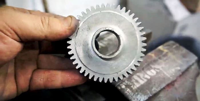 Moldamos uma roda de engrenagem caseira de alumínio em vez de plástico