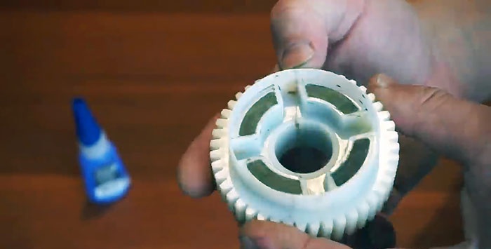 Moldamos uma roda de engrenagem caseira de alumínio em vez de plástico