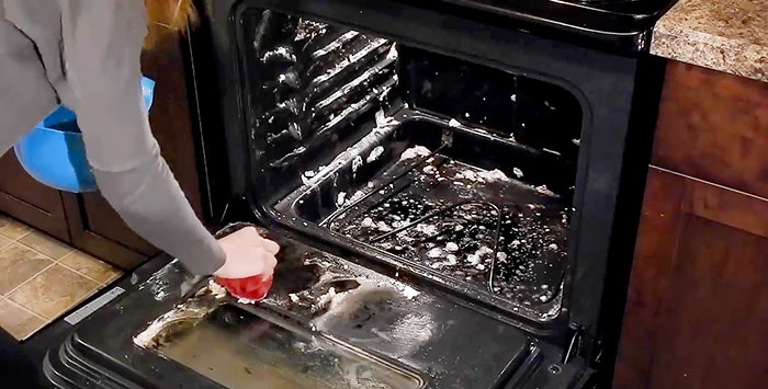 Come pulire un forno con soda e aceto