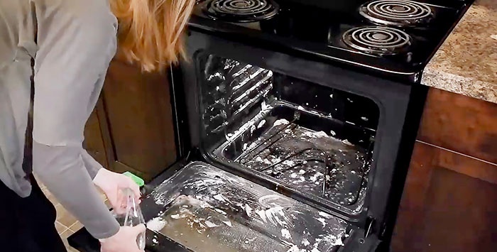 Wie man einen Ofen mit Soda und Essig säubert