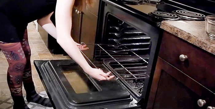 Slik rengjør du en ovn med brus og eddik