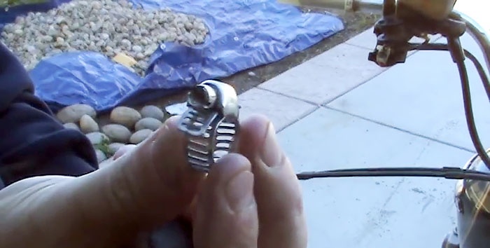 Una forma de engrasar un cable sin quitarlo
