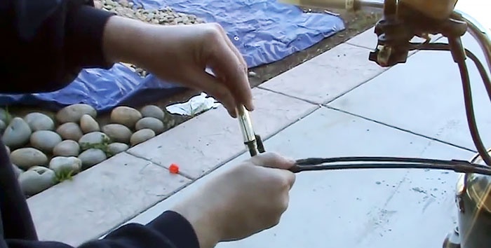 Una forma de engrasar un cable sin quitarlo