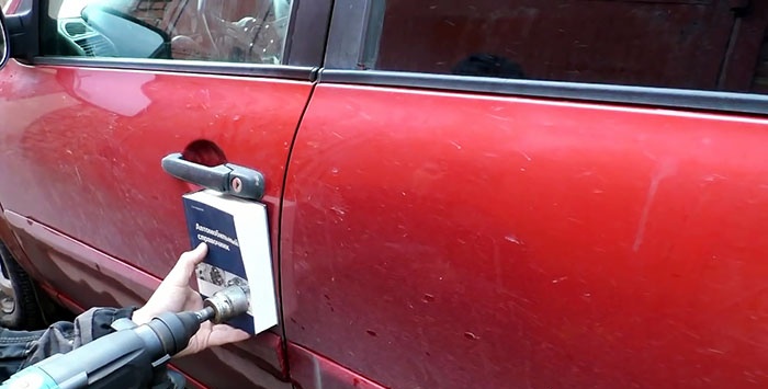 Bušač u automobilu popravlja nezamjenjivog pomoćnika