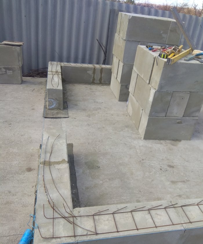 Sienu konstrukcija no putuplasta blokiem