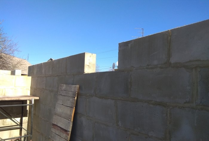 Sienu konstrukcija no putuplasta blokiem