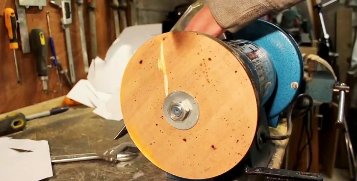 Drveni disk koristimo za brzo oštrenje noževa