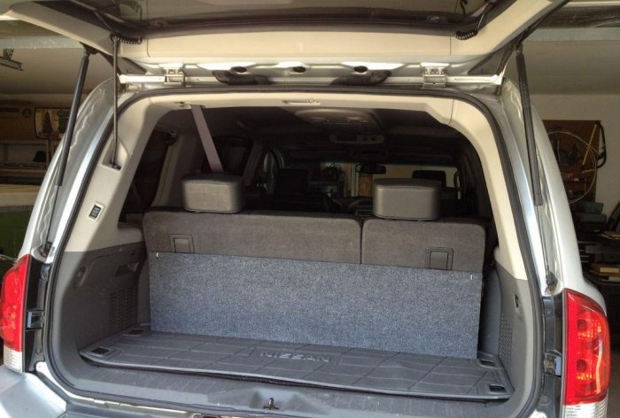 Praktisk sammenklappelig hylde i bagagerummet i en bil