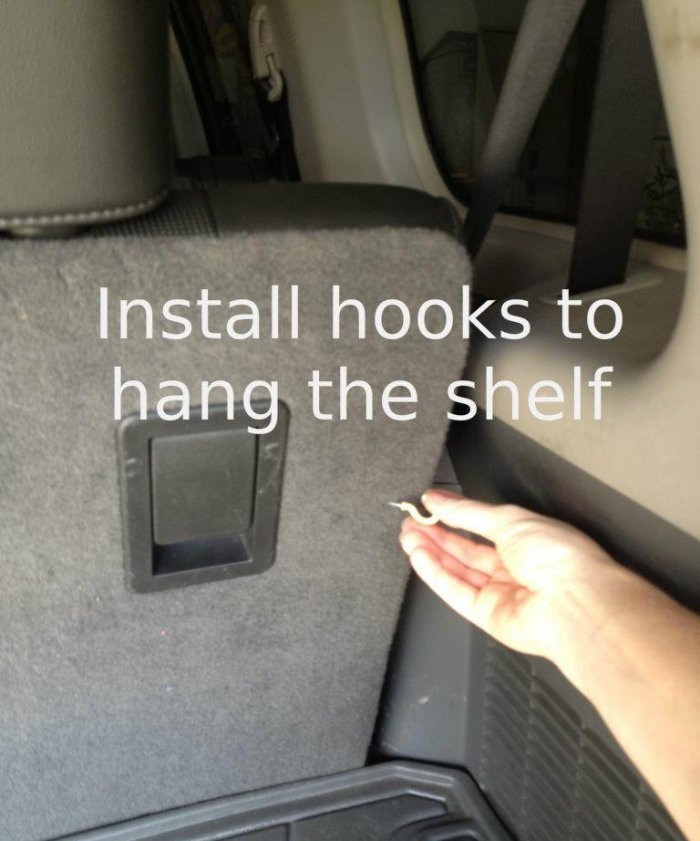 Bekväm vikbar hyll i bagagerummet i en bil