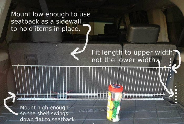 Handige opvouwbare plank in de kofferbak van een auto