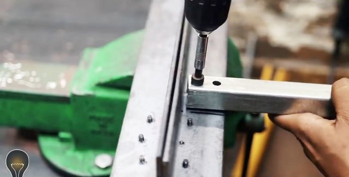 Kako napraviti stroj za savijanje iz šarki za ugao i vrata