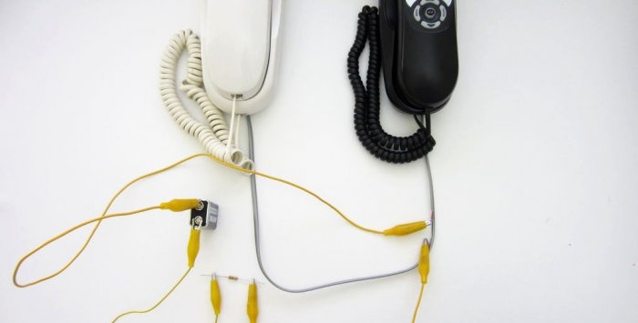 Jednostavan sustav interfona s par starih ožičenih telefona