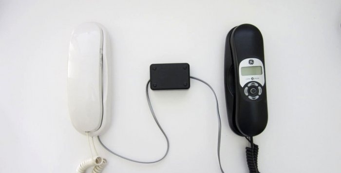 Vienkārša domofonu sistēma no pāris veciem vadu tālruņiem