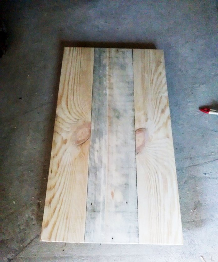 Tavolo in legno con supporto a parete