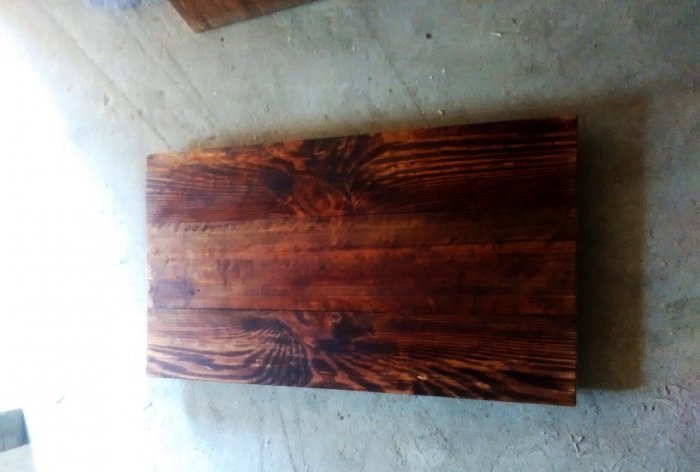 طاولة خشبية مع جدار جبل