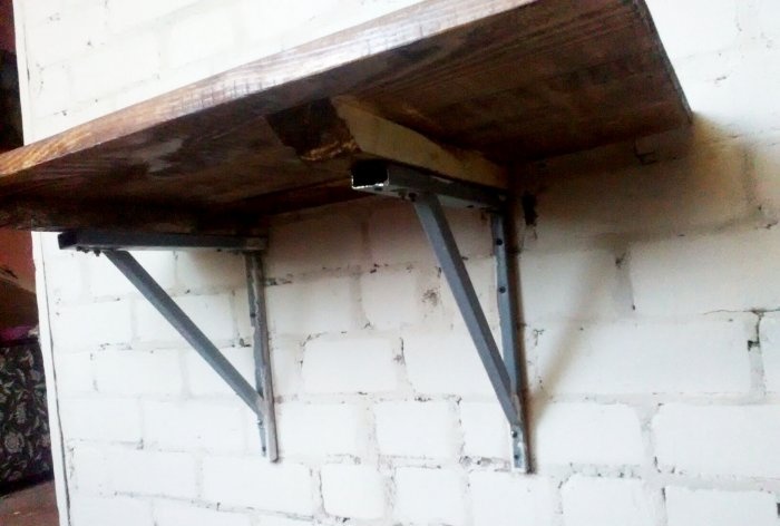Medinis stalas su sieniniu laikikliu