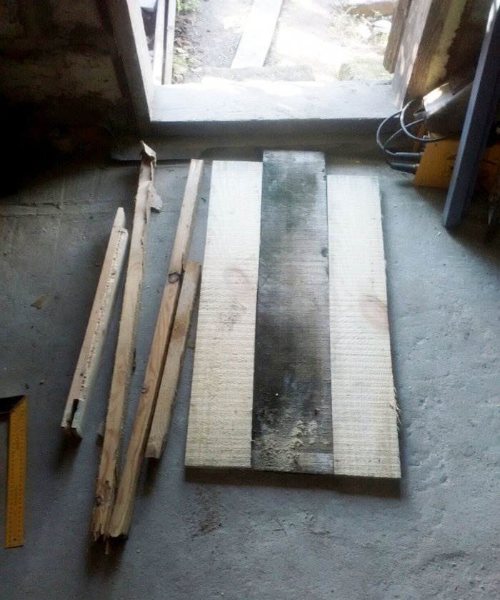 Holztisch mit Wandhalterung