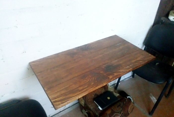 Mesa de madera con soporte de pared