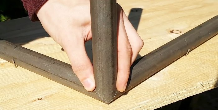 Hogyan lehet dupla szögben összekötni kerek csöveket?