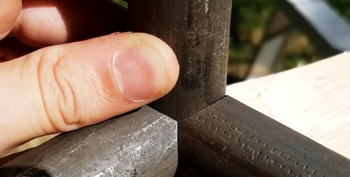 Kuinka tehdä kaksinkertainen kulmayhteys pyöreisiin putkiin