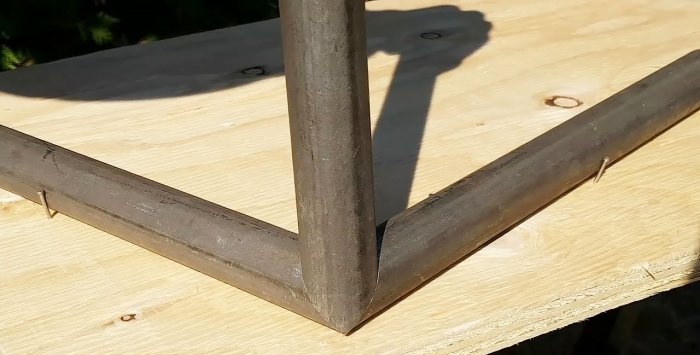 Hogyan lehet dupla szögben összekötni kerek csöveket?