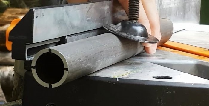 Cómo hacer una conexión angular doble de tubos redondos