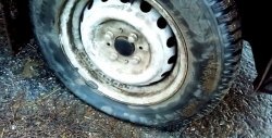 Làm thế nào để thay đổi một bánh xe mà không cần một jack