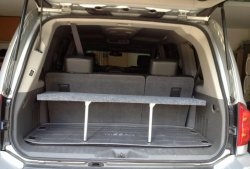 Bekväm vikbar hyll i bagagerummet i en bil