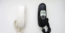 Ένα απλό σύστημα ενδοεπικοινωνίας από ένα ζευγάρι παλιών ενσύρματων τηλεφώνων