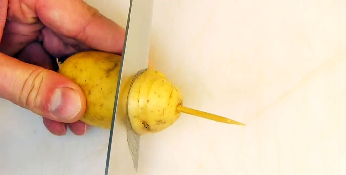 Slik skjærer du poteter i en spiral med en vanlig kniv