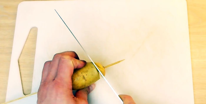Kā sagriezt kartupeļus spirālē ar parasto nazi