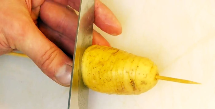 Kaip supjaustyti bulves į spiralę įprastu peiliu