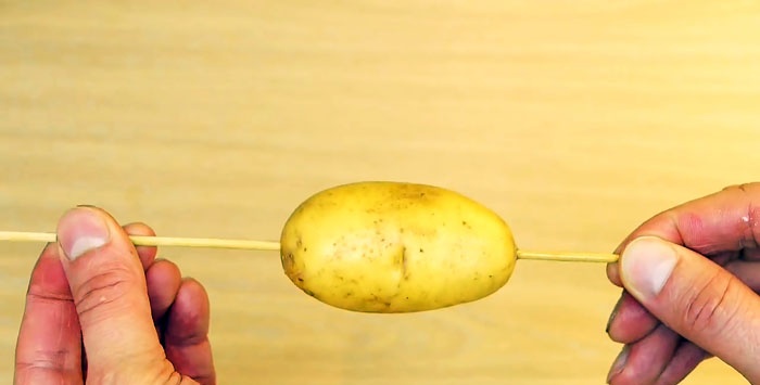 Kako običnim nožem rezati krumpir u spiralu