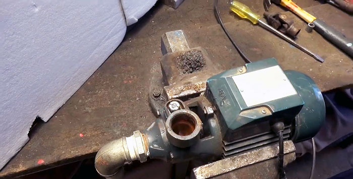 Paano gumawa ng isang solar-powered pump para sa pagtutubig ng isang hardin