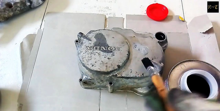 Com restaurar i polir la coberta del motor
