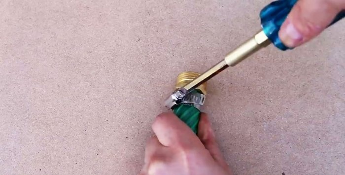 Come riparare un tubo da giardino danneggiato
