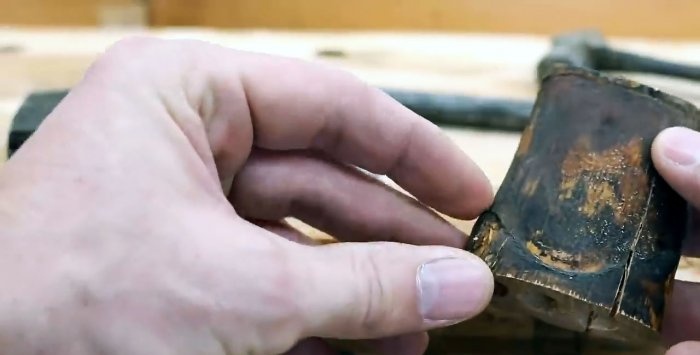 Comment remplacer l’ancienne hache par une neuve? Utilisez de l’huile au lieu de la colle pour la cale.