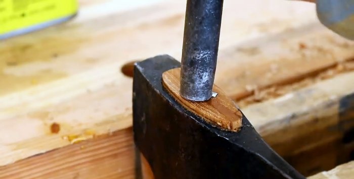 Comment remplacer l’ancienne hache par une neuve? Utilisez de l’huile au lieu de la colle pour la cale.